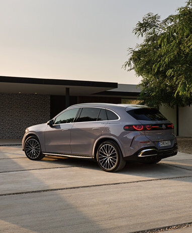 Ein grauer Mercedes-Benz SUV steht vor einem Haus, an dessen Wand eine Ladebox montiert ist. | © Mercedes-Benz