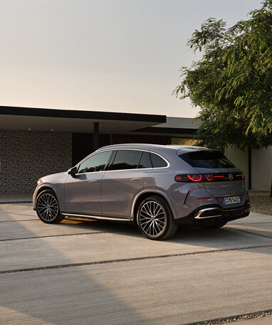 Ein grauer Mercedes-Benz SUV steht vor einem Haus, an dessen Wand eine Ladebox montiert ist. | © Mercedes-Benz