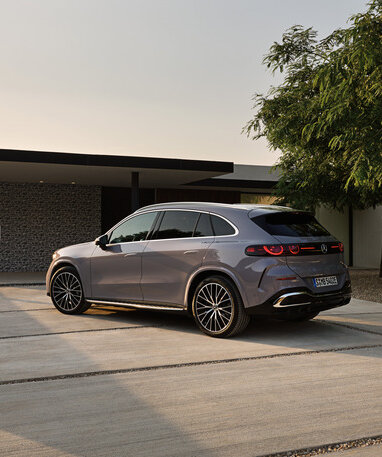 Ein grauer Mercedes-Benz SUV steht vor einem Haus, an dessen Wand eine Ladebox montiert ist. | © Mercedes-Benz