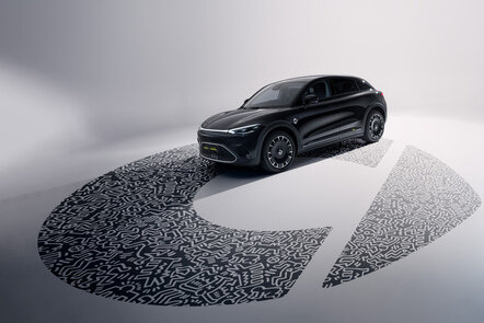 Der smart #3 Keith Haring Edition steht auf kunstvollem Bodenmuster.