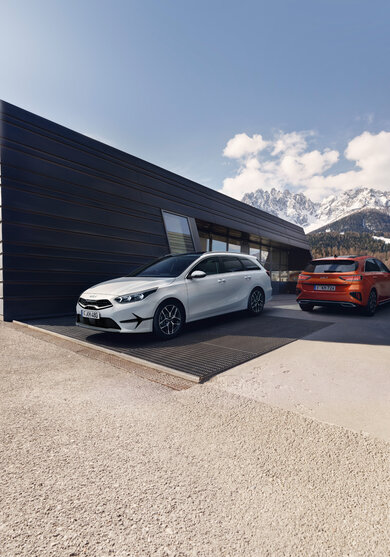 Zwei Kia Ceed Sportwagen: Das weiße Fahrzeug von vorne, das orange Fahrzeug von hinten.  | © Kia Europe GmbH
