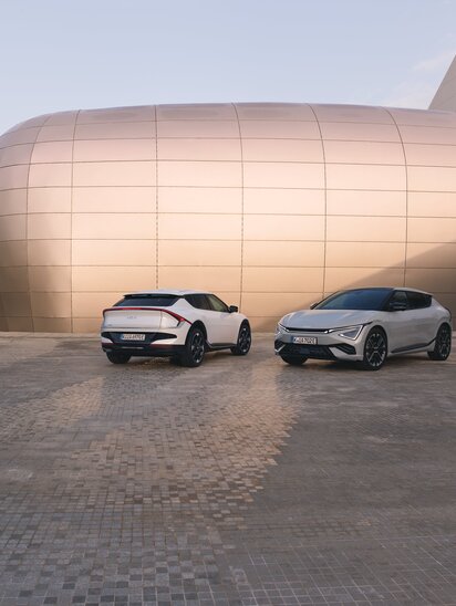 Zwei Kia EV6 vor moderner Architektur | © Kia Europe GmbH