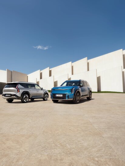 Kia EV9 vor moderner Architektur | © Kia Europe GmbH