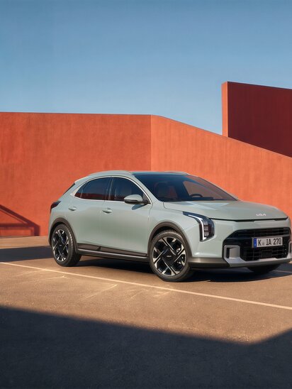 Der Kia XCeed in einem stilvollen, urbanen Umfeld fotografiert.