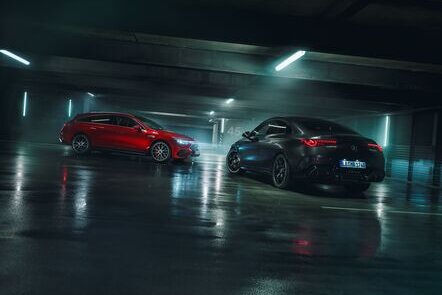 Zwei Mercedes-AMG CLA, in Rot und Schwarz, in dunkler Garage. | © Mercedes-Benz AG