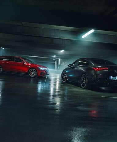Zwei Mercedes-AMG CLA, in Rot und Schwarz, in dunkler Garage. | © Mercedes-Benz AG