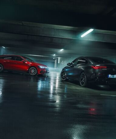Zwei Mercedes-AMG CLA, in Rot und Schwarz, in dunkler Garage. | © Mercedes-Benz AG