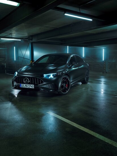 Ein Mercedes-AMG CLA steht in einem beleuchteten Parkhaus. | © Mercedes-Benz AG