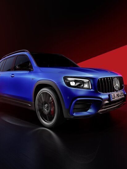 Blauer Mercedes-AMG GLB vor einem abstrakten roten Hintergrund. | © Mercedes-Benz AG