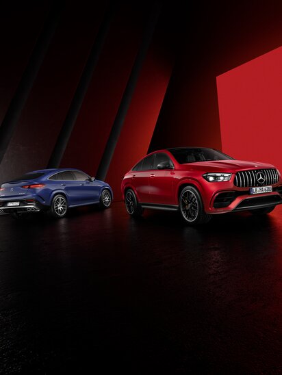 Zwei Mercedes-AMG GLE Coupés, eines rot, eines blau, in modernem, stilvollem Umfeld. | © Mercedes-Benz AG