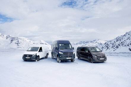 Drei Mercedes-Benz Transporter-Modelle in verschiedenen Größen und Farben im Winter.