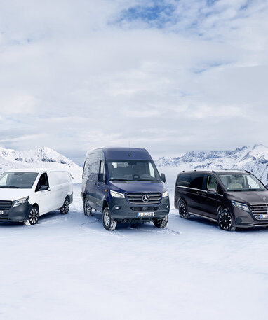 Drei Mercedes-Benz Transporter-Modelle in verschiedenen Größen und Farben im Winter.