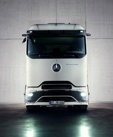 Frontale Ansicht eines Mercedes-Benz eActros Lowliner vor einer grauen Wand.
