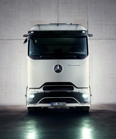 Frontale Ansicht eines Mercedes-Benz eActros Lowliner vor einer grauen Wand.
