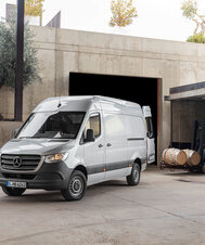 Ein Mercedes-Benz Sprinter Kastenwagen steht vor eine Brauerei und ist bereit beladen zu werden.