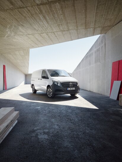 Weißer Mercedes-Benz Vitor Kastewagen in der Garage eines Unternehmens | © Mercedes-Benz AG