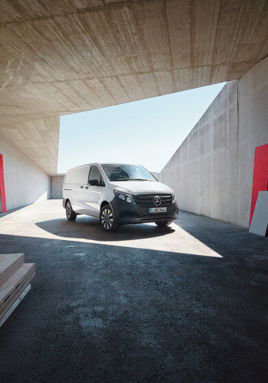 Weißer Mercedes-Benz Vitor Kastewagen in der Garage eines Unternehmens | © Mercedes-Benz AG