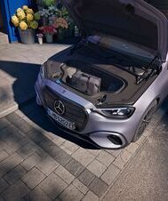Mercedes-Benz mit geöffneter Motorhaube und großügigem Frunk. | © Mercedes-Benz AG