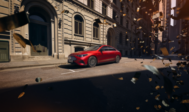 Der neue CLA in rot auf der Straße vor einem Gebäude.
 | © Mercedes-Benz