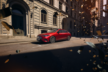 Der neue CLA in rot auf der Straße vor einem Gebäude.
 | © Mercedes-Benz