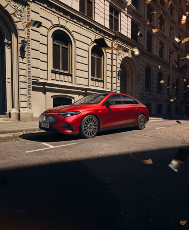 Der neue CLA in rot auf der Straße vor einem Gebäude.
 | © Mercedes-Benz