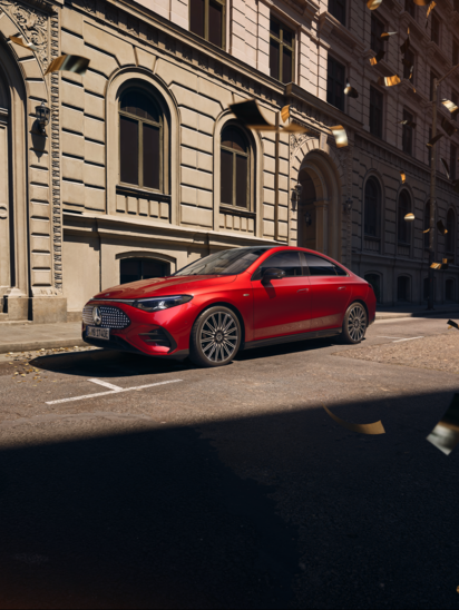 Der neue CLA in rot auf der Straße vor einem Gebäude.
 | © Mercedes-Benz