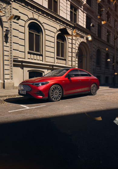 Der neue CLA in rot auf der Straße vor einem Gebäude.
 | © Mercedes-Benz