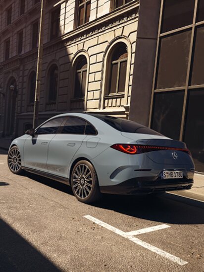 Mercedes-Benz CLA Limousine parkt auf einer städtischen Straße.