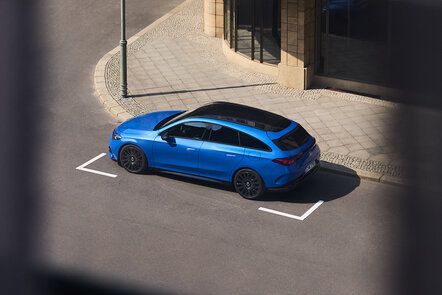 Der neue Mercedes-Benz CLA Shooting Brake in blau, parkend vor einem Gebäude von oben | © Mercedes-Benz AG