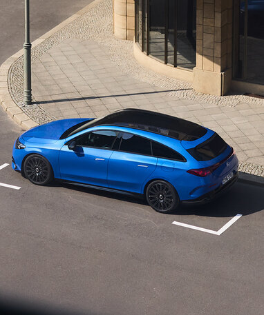 Der neue Mercedes-Benz CLA Shooting Brake in blau, parkend vor einem Gebäude von oben | © Mercedes-Benz AG