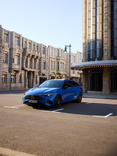 Der neue Mercedes-Benz CLA Shooting Brake in einer Stadt vor gebäuden parkend | © Mercedes-Benz AG