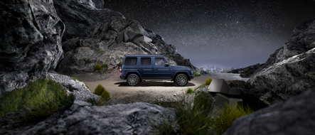 Nächtliche Aufnahme eines Mercedes-Benz G-Klasse in felsigem Gelände unter sternenklarem Himmel. | © Mercedes-Benz AG