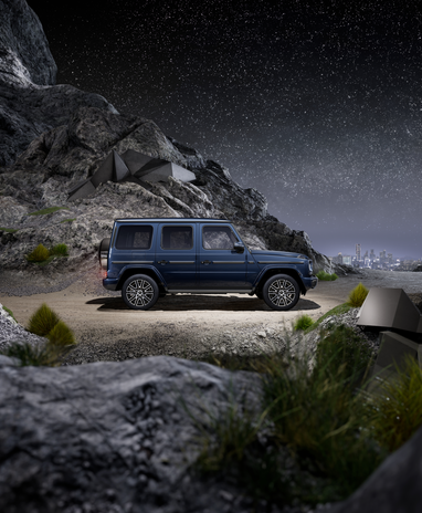 Nächtliche Aufnahme eines Mercedes-Benz G-Klasse in felsigem Gelände unter sternenklarem Himmel. | © Mercedes-Benz AG