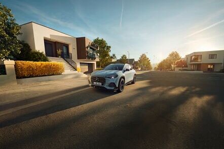 Der neue Mercedes-Benz GLA vor einem modernen Haus bei Sonnenuntergang | © Mercedes-Benz