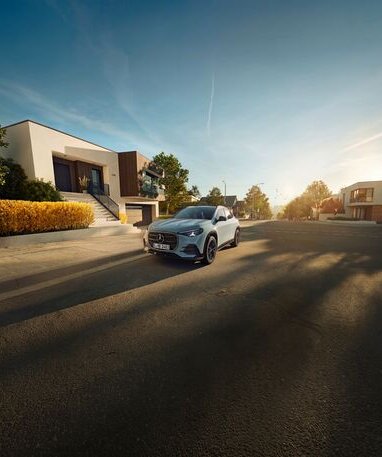 Der neue Mercedes-Benz GLA vor einem modernen Haus bei Sonnenuntergang | © Mercedes-Benz
