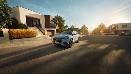 Der neue Mercedes-Benz GLA vor einem modernen Haus bei Sonnenuntergang | © Mercedes-Benz