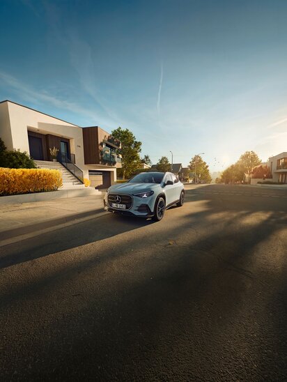 Der neue Mercedes-Benz GLA vor einem modernen Haus bei Sonnenuntergang | © Mercedes-Benz