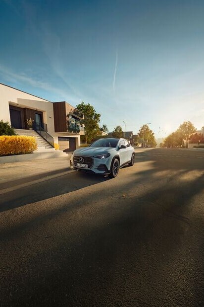 Der neue Mercedes-Benz GLA vor einem modernen Haus bei Sonnenuntergang | © Mercedes-Benz