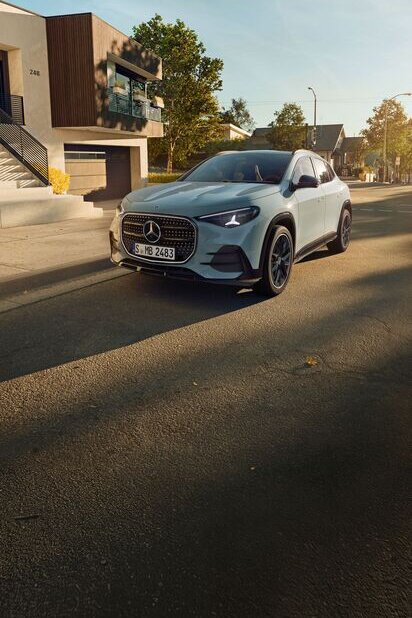 Der neue Mercedes-Benz GLA vor einem modernen Haus bei Sonnenuntergang | © Mercedes-Benz