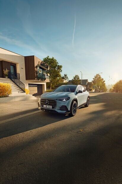 Der neue Mercedes-Benz GLA vor einem modernen Haus bei Sonnenuntergang | © Mercedes-Benz