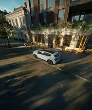 Ein Mercedes-Benz GLA parkt vor einem Café namens Bertha's auf einer sonnigen Straße. | © Mercedes-Benz