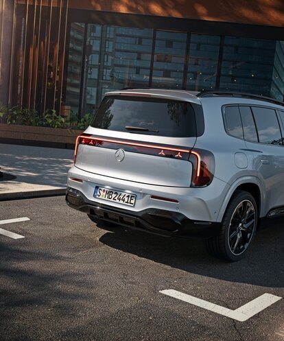 Das Heck des GLB mit EQ-Technologie mit roten Rückleuchten. | © Mercedes-Banz AG