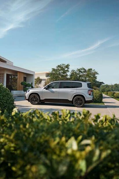 Silberner GLB mit EQ-Technologie von der Seite. | © Mercedes-Banz AG