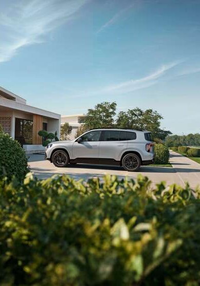 Silberner GLB mit EQ-Technologie von der Seite. | © Mercedes-Banz AG