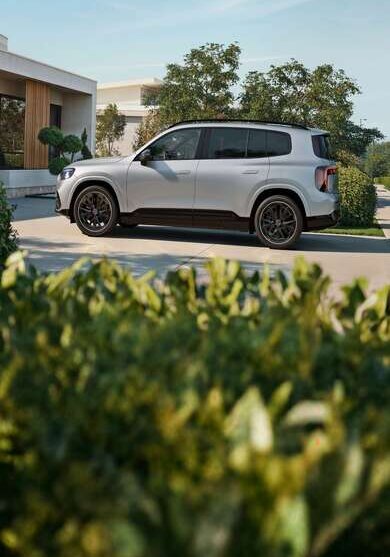 Silberner GLB mit EQ-Technologie von der Seite. | © Mercedes-Banz AG