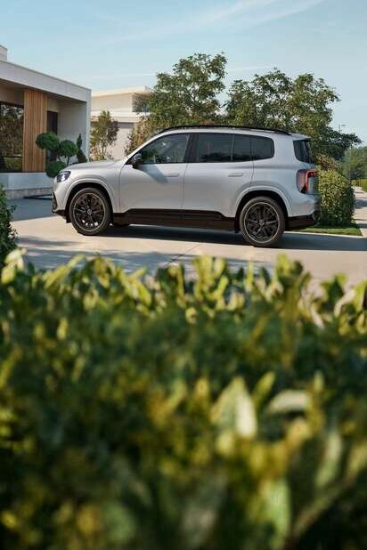 Silberner GLB mit EQ-Technologie von der Seite. | © Mercedes-Banz AG