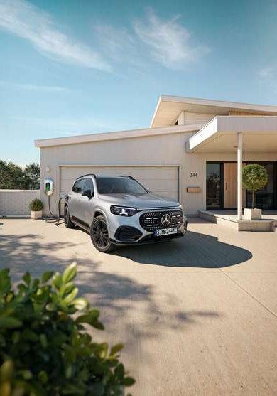 Ein silberner GLB mit EQ-Technologie steht vor einem Wohnhaus und lädt an einer Wallbox. | © Mercedes-Banz AG