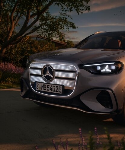 Frontansicht eines Mercedes-Benz GLC elektrisch bei Sonnenuntergang. | © Mercedes-Benz AG
