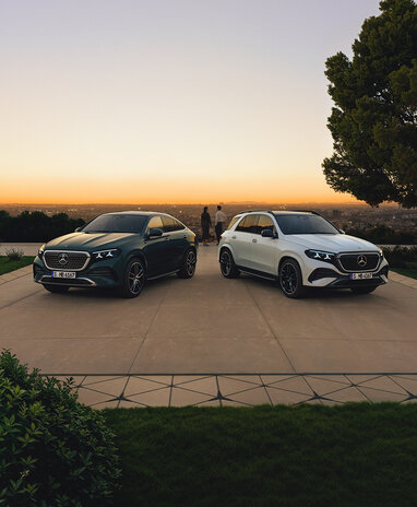 Zwei Mercedes-Benz GLE-Modelle parken bei Sonnenuntergang. | © Mercedes-Benz AG