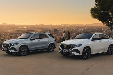 Zwei Mercedes-Benz GLE-Modelle vor einer Stadt bei Sonnenuntergang. | © Mercedes-Benz AG